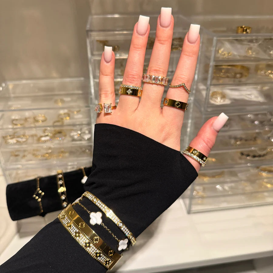 Vera Nyx Ring